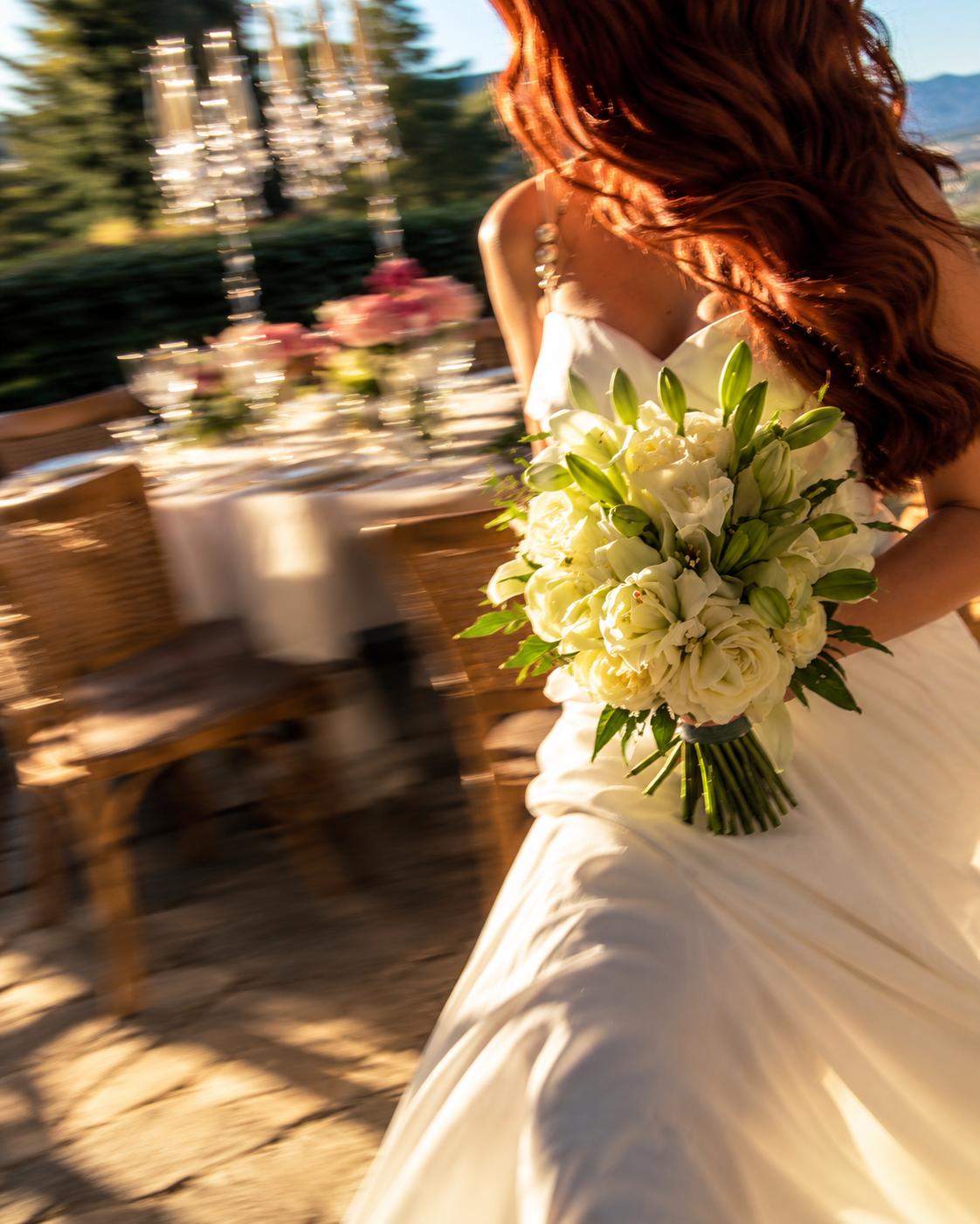 Bouquet de flores brancas com folhagem