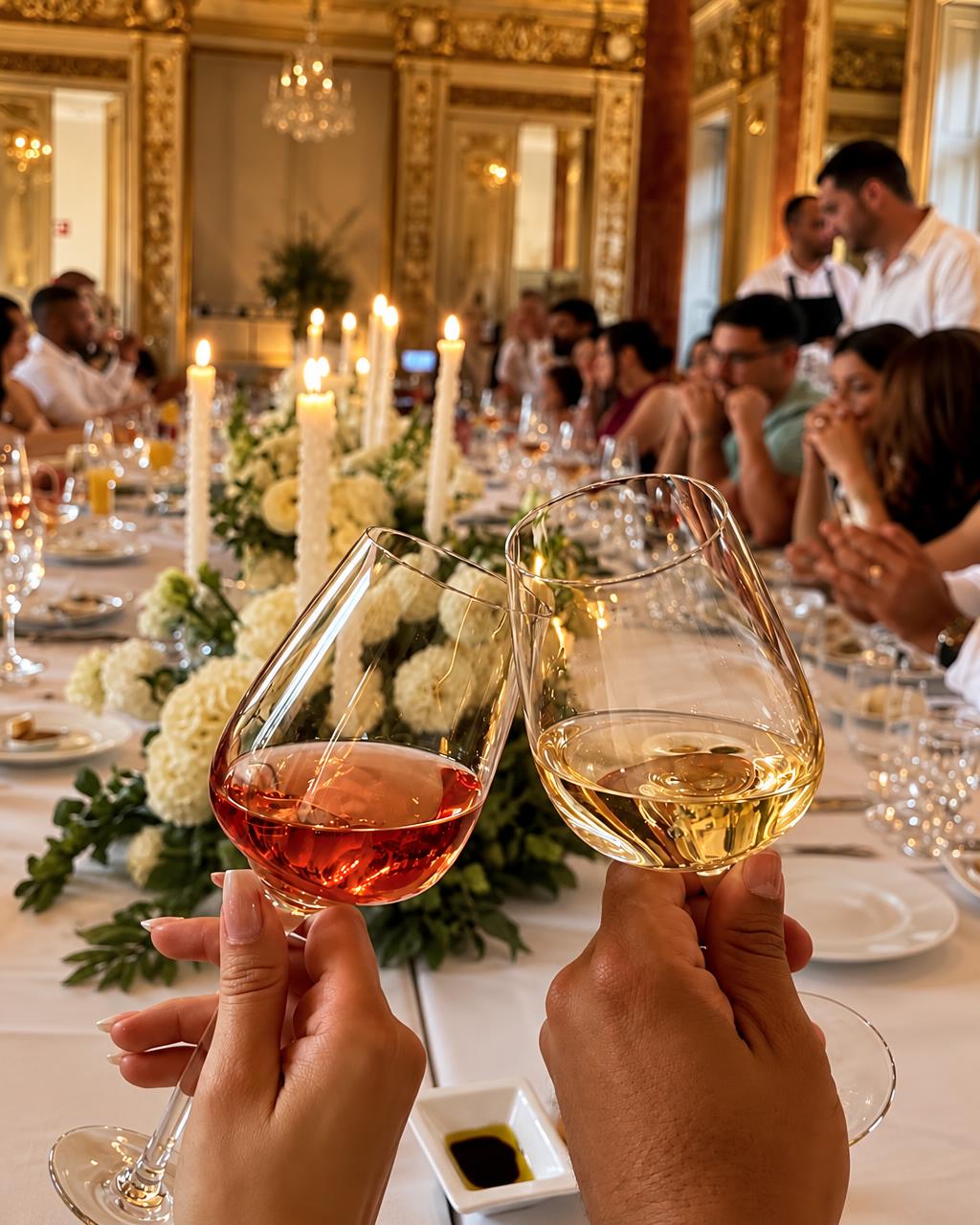 jantar de celebração no salão dourado