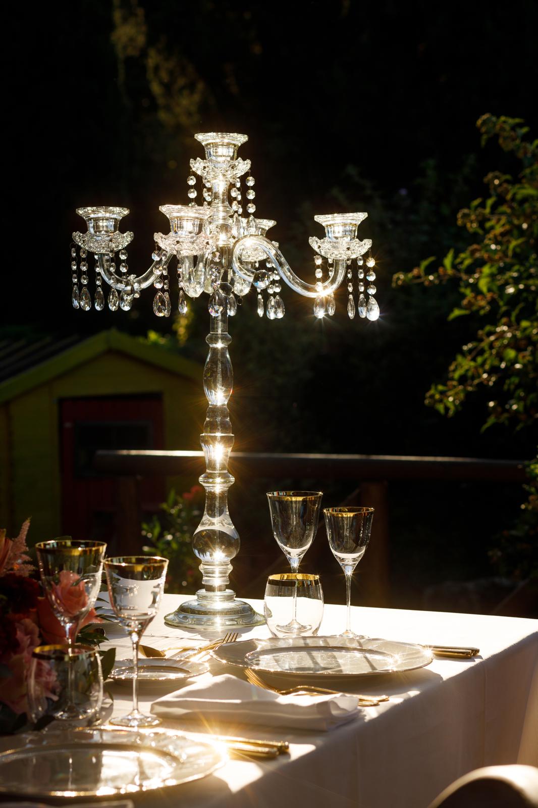 Mesa com candelabro de cristal e detalhes dourados