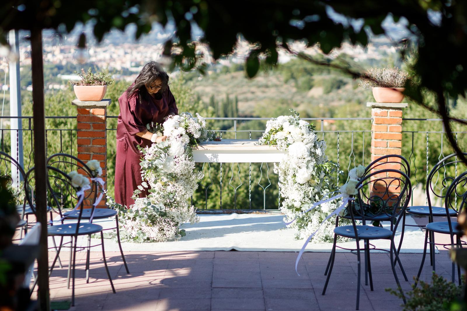 Preparação de uma composição floral para cerimónia ao ar livre